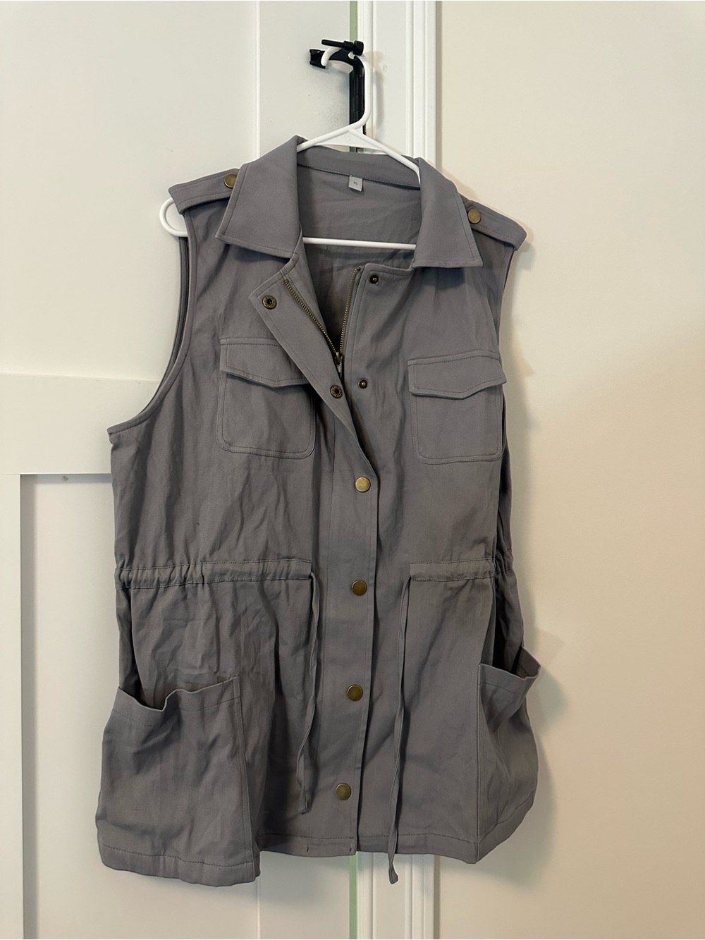 Sleeveless Utility Vest in Gray